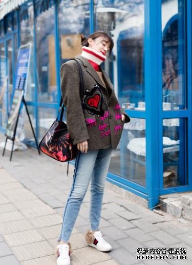 袁姗姗街拍大片玩转浪漫复古风 甜美笑容尽展自